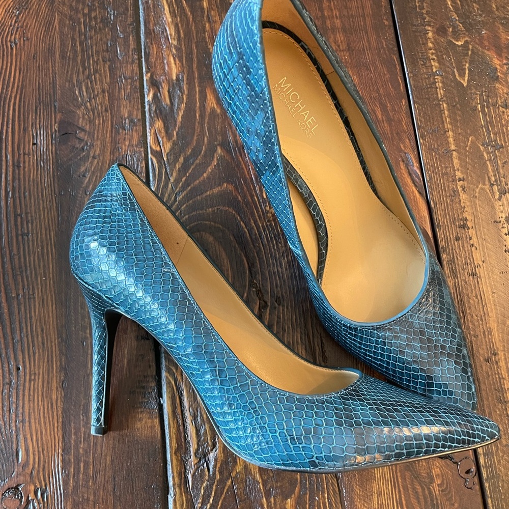 Michael Kors Blue Snakeskin Pumps Size 8